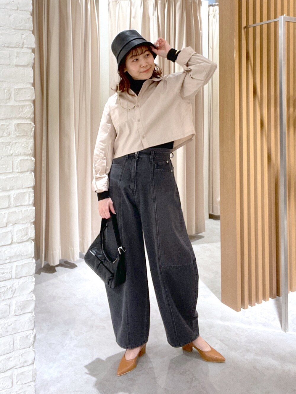 ベージュ系のシャツ/ブラウス、ブラック系のTシャツ/カットソー、ブラック系のデニムパンツを着用したレディースの冬コーディネートの2枚目の写真