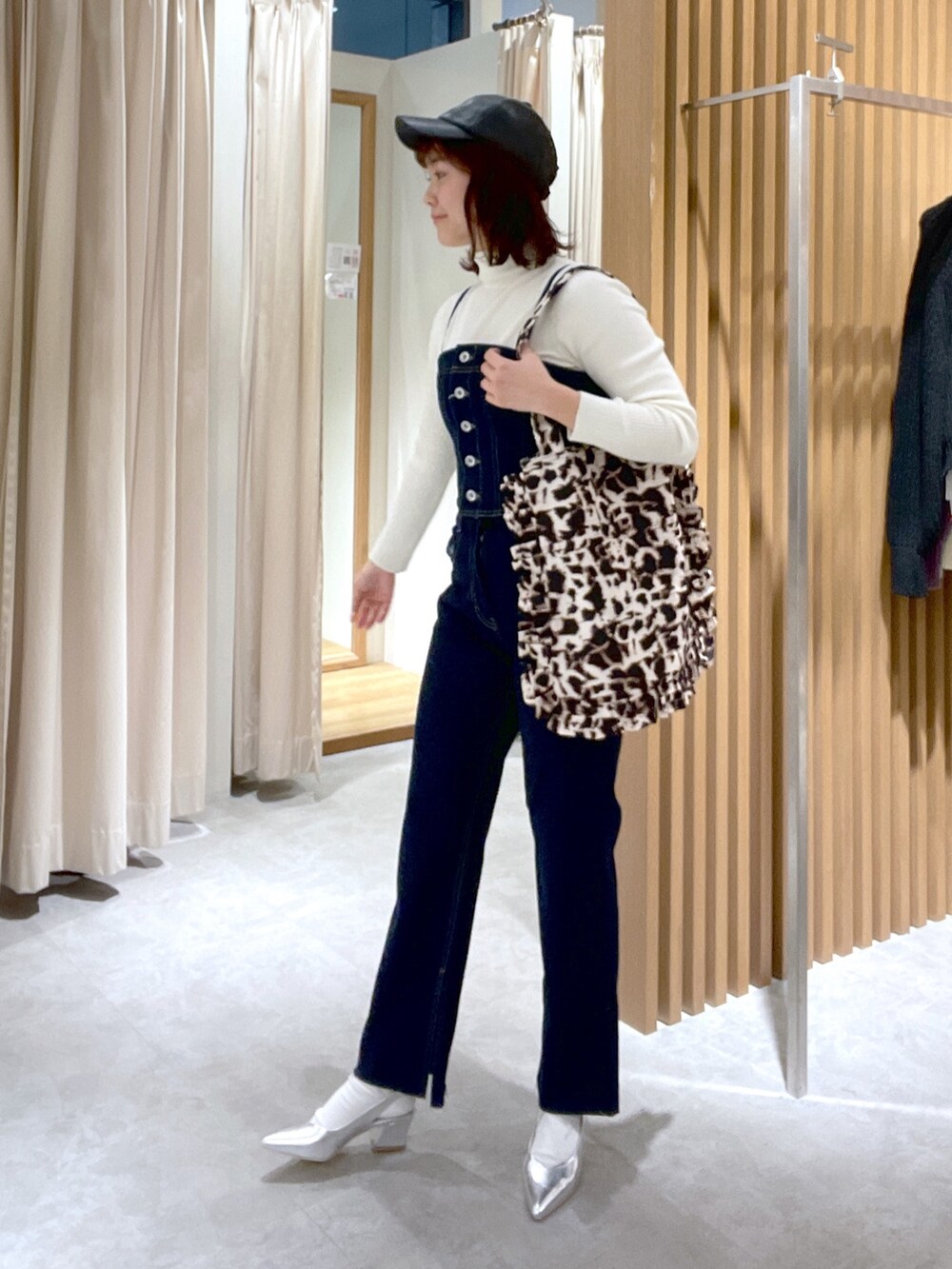 ホワイト系のニット/セーター、ブルー系のベスト、シルバー系のパンプスを着用したレディースの冬コーディネートの3枚目の写真