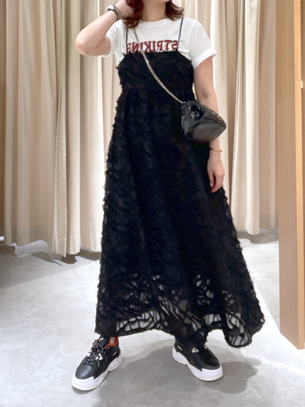 ホワイト系のTシャツ/カットソー、ブラック系のワンピース、ブルー系のキャップを着用したレディースの夏コーディネートの3枚目の写真