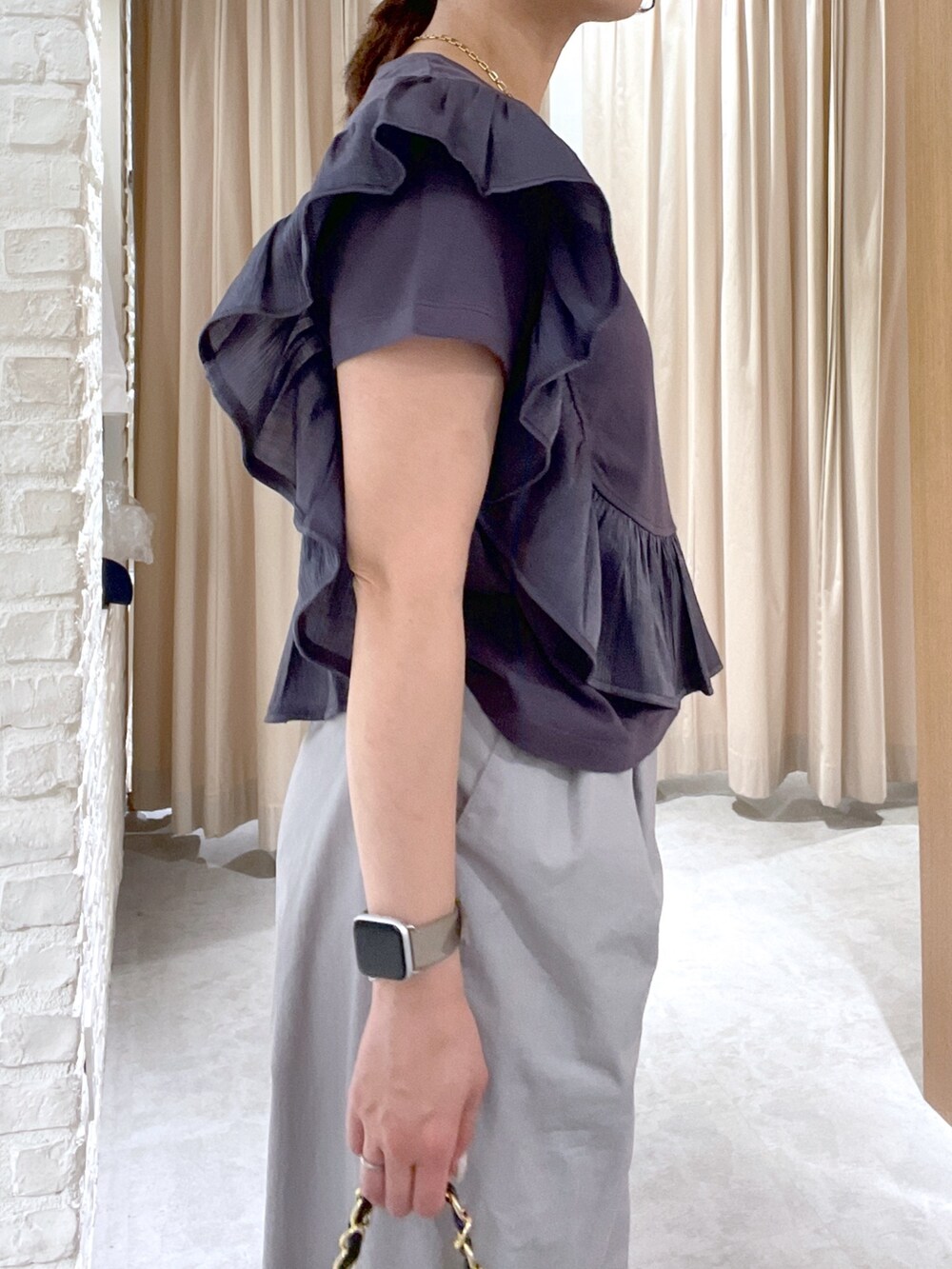 グレー系のTシャツ/カットソー、グレー系のその他パンツ、ブラック系のサンダルを着用したレディースの夏コーディネートの5枚目の写真