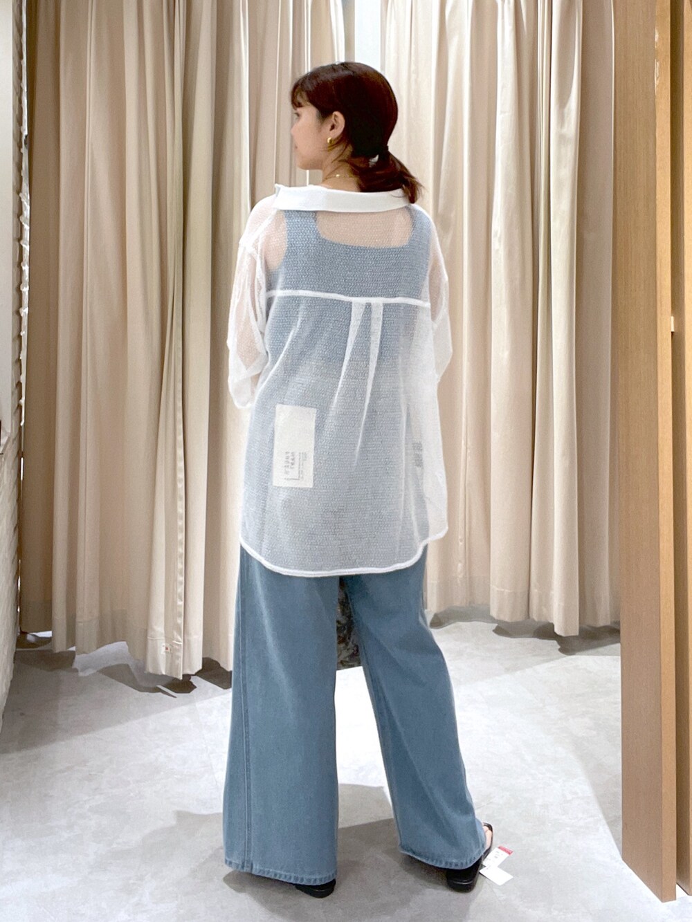 ブルー系のタンクトップ、ブルー系のデニムパンツ、ホワイト系のシャツ/ブラウスを着用したレディースの夏コーディネートの3枚目の写真