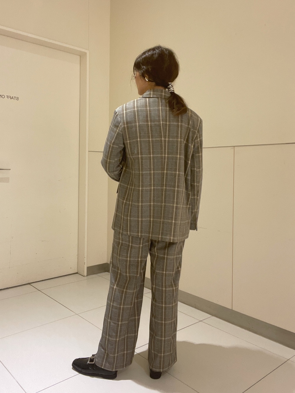 グリーン系のニット/セーター、グレー系のベスト、グレー系のテーラードジャケットを着用したレディースの秋コーディネートの3枚目の写真