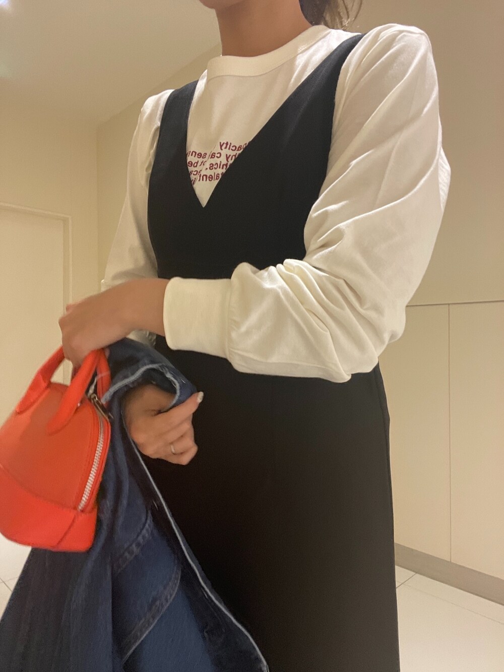 「ロンT、デニム、秋コーデ、ブーツ、ワンピース、骨格ストレート、大人カジュアル」｜「FREE'S MARTの◆ルーズデニムジャケット（デニムジャケット、ブルー系）」を使った、MEIさん（レディース・163cm）の秋コーディネートの4枚目の写真