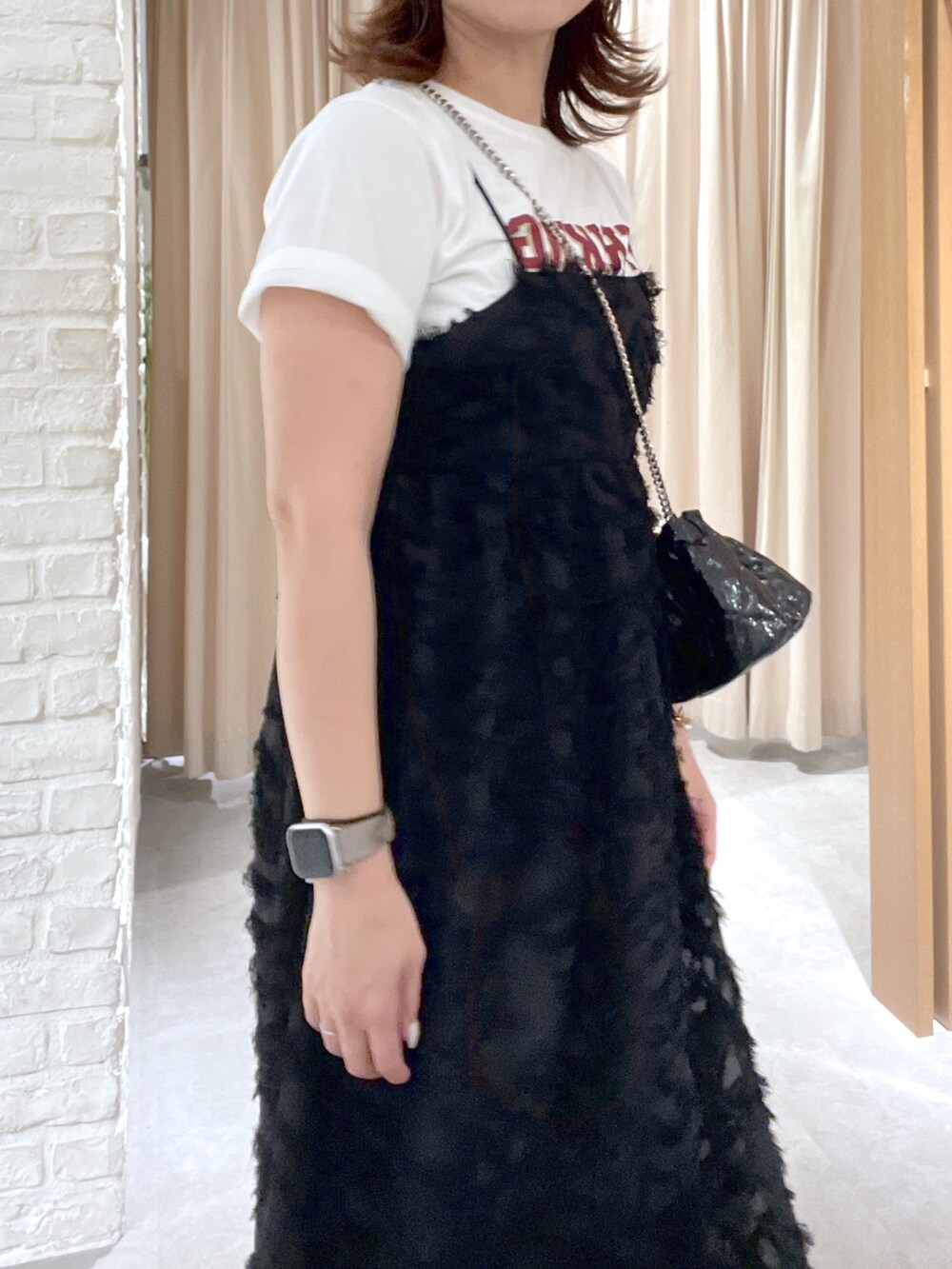 ホワイト系のTシャツ/カットソー、ブラック系のワンピース、ブルー系のキャップを着用したレディースの夏コーディネートの5枚目の写真