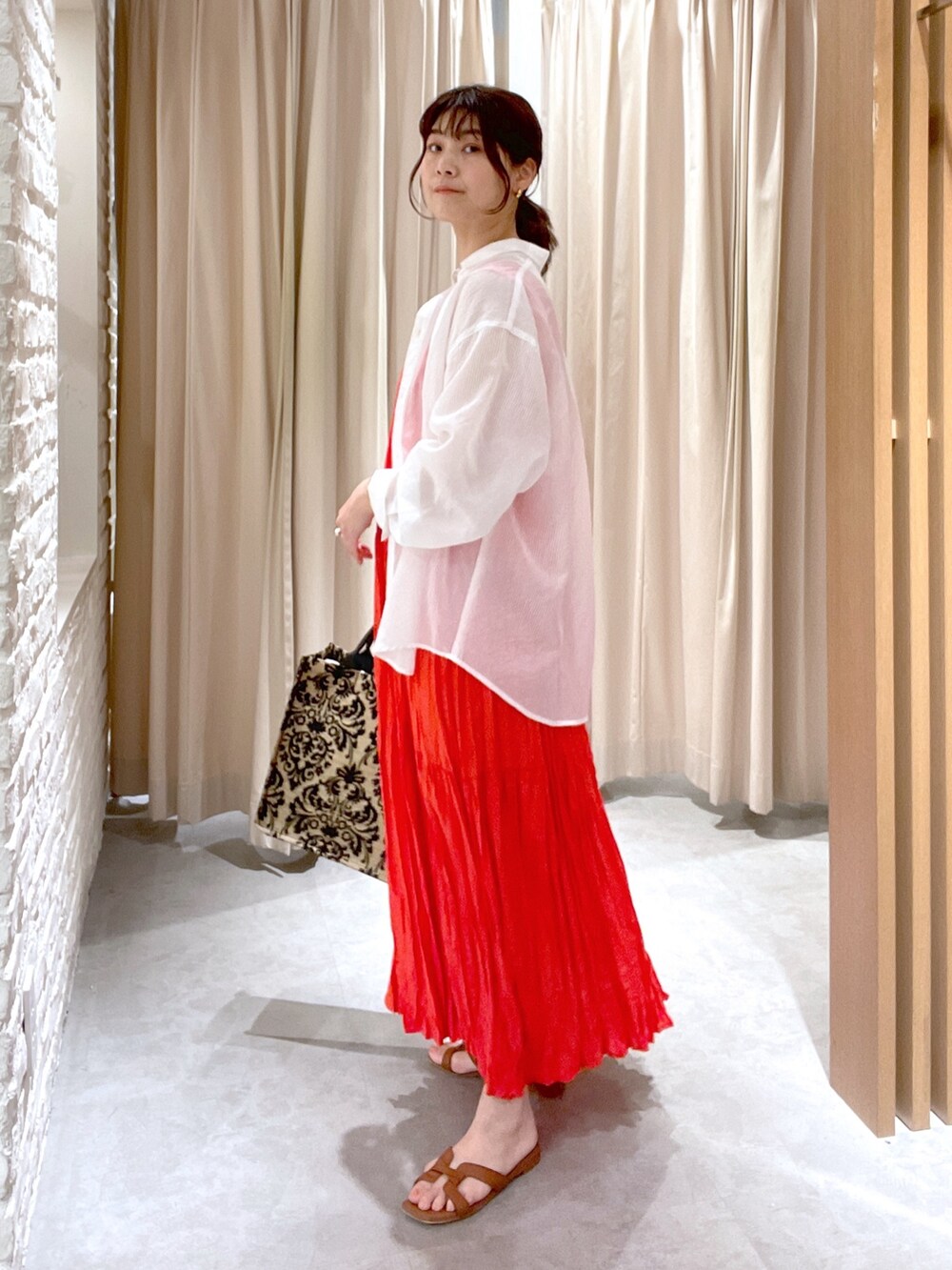 ホワイト系のシャツ/ブラウス、レッド系のワンピース、ベージュ系のトートバッグを着用したレディースの夏コーディネートの2枚目の写真