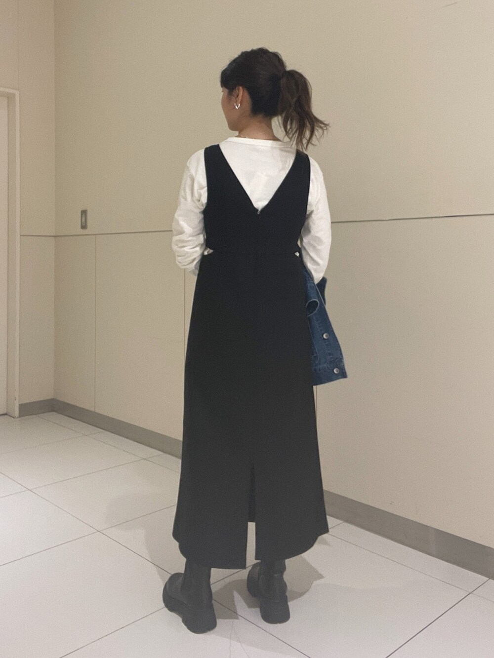 「ロンT、デニム、秋コーデ、ブーツ、ワンピース、骨格ストレート、大人カジュアル」｜「FREE'S MARTの◆ルーズデニムジャケット（デニムジャケット、ブルー系）」を使った、MEIさん（レディース・163cm）の秋コーディネートの7枚目の写真