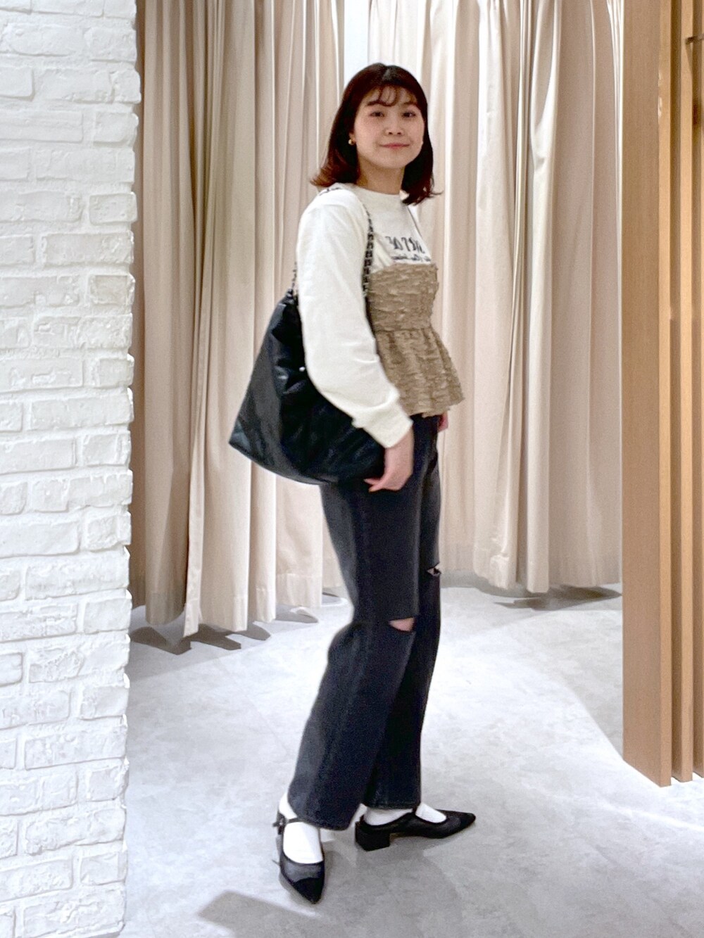 ベージュ系のTシャツ/カットソー、ベージュ系のシャツ/ブラウス、ブラック系のデニムパンツを着用したレディースの春コーディネートの3枚目の写真