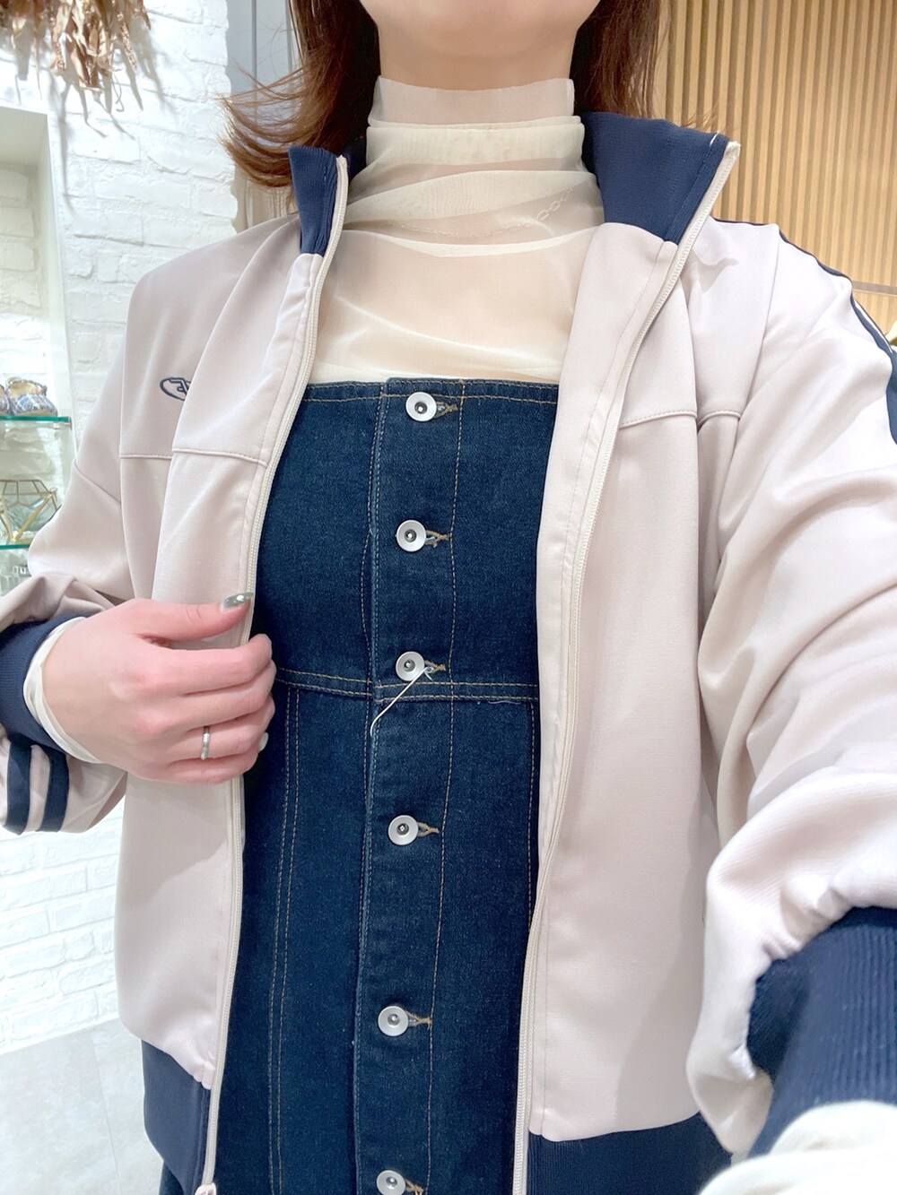 ブルー系のワンピース、ブルー系のブルゾン、ホワイト系のTシャツ/カットソーを着用したレディースの春コーディネートの4枚目の写真