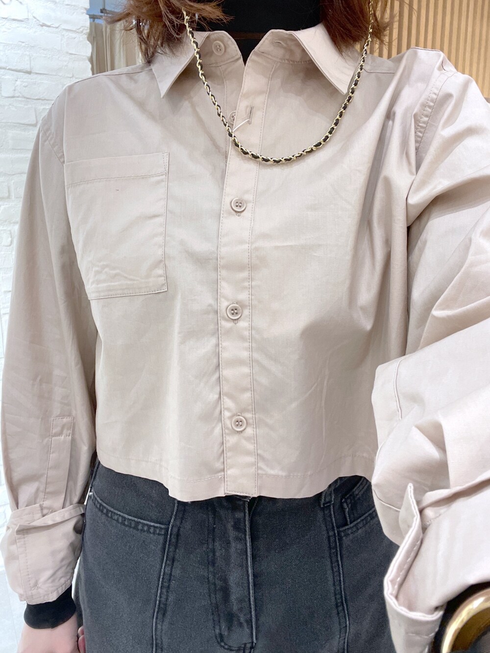 ベージュ系のシャツ/ブラウス、ブラック系のTシャツ/カットソー、ブラック系のデニムパンツを着用したレディースの冬コーディネートの5枚目の写真