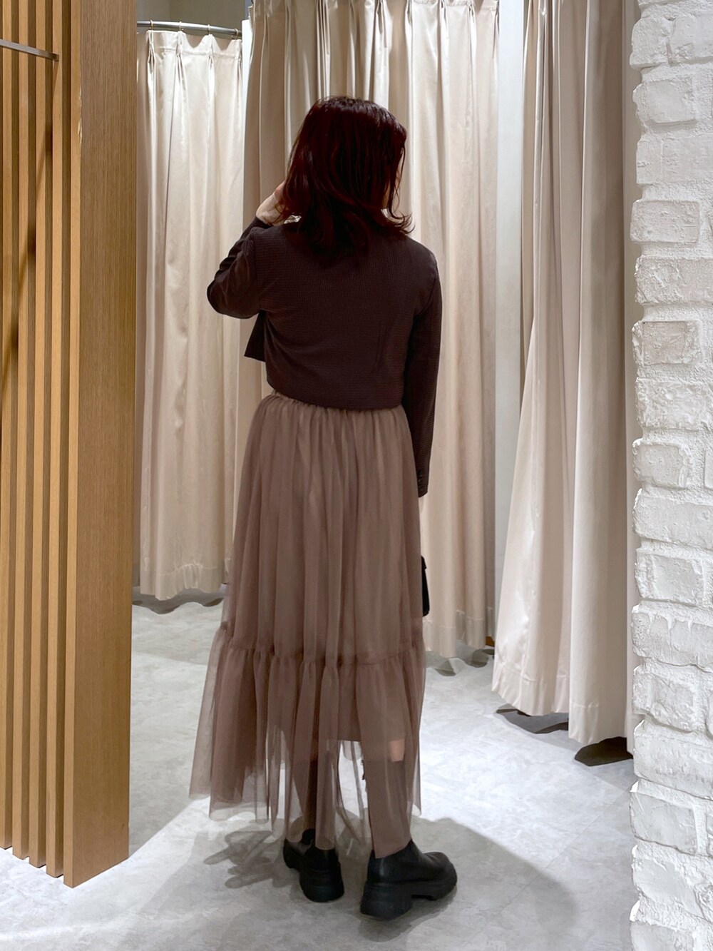 ブラウン系のテーラードジャケット、ホワイト系のニット/セーター、ブラウン系のスカートを着用したレディースの秋コーディネートの3枚目の写真