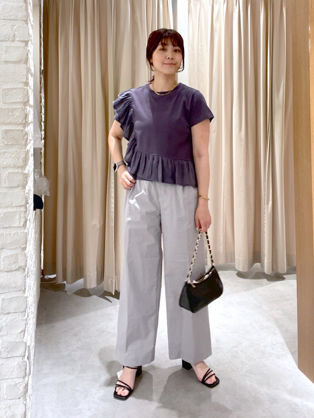 グレー系のTシャツ/カットソー、グレー系のその他パンツ、ブラック系のサンダルを着用したレディースの夏コーディネートの2枚目の写真