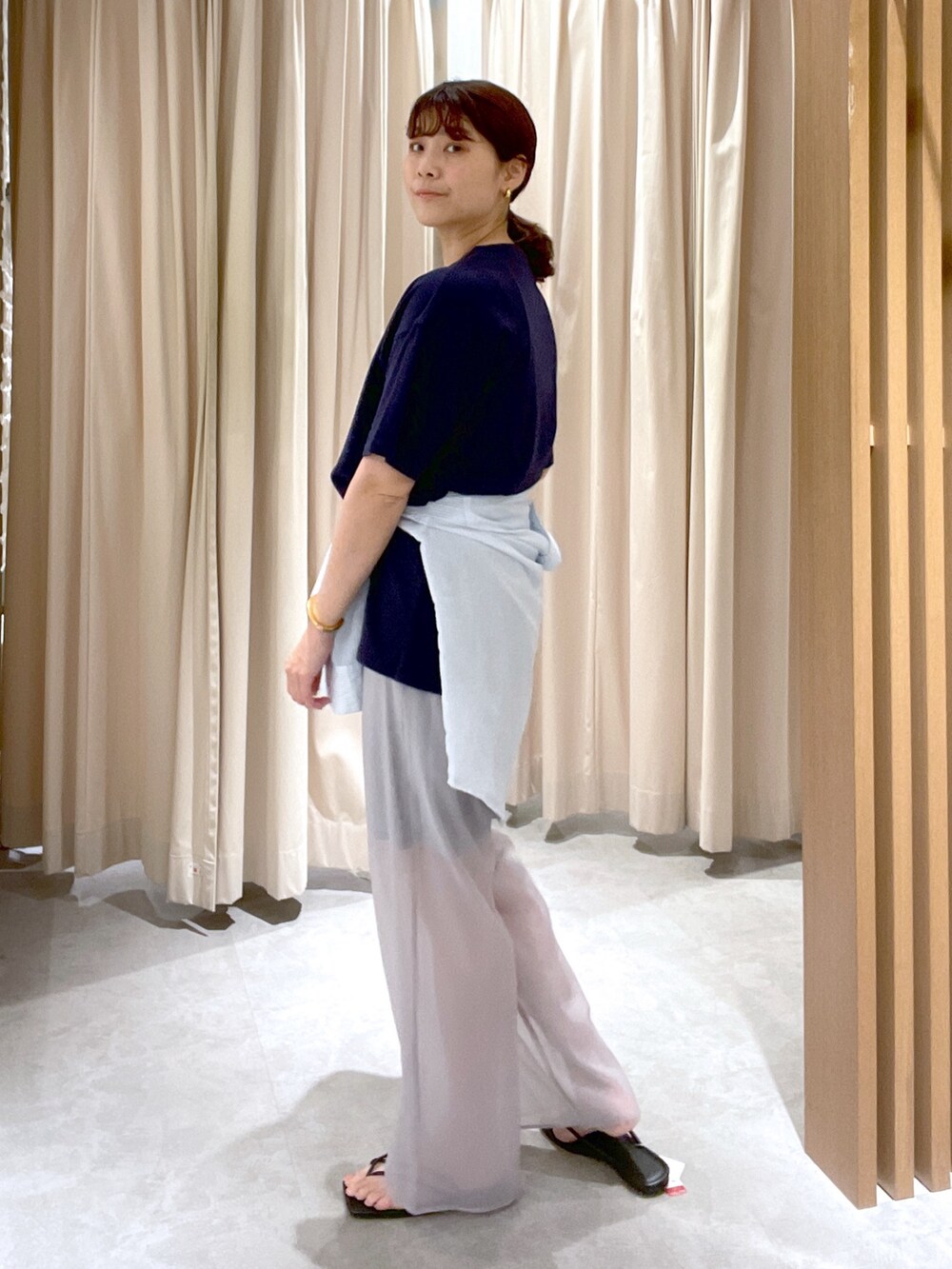 ブルー系のTシャツ/カットソー、ブルー系のシャツ/ブラウス、ブラック系のショルダーバッグを着用したレディースの夏コーディネートの2枚目の写真