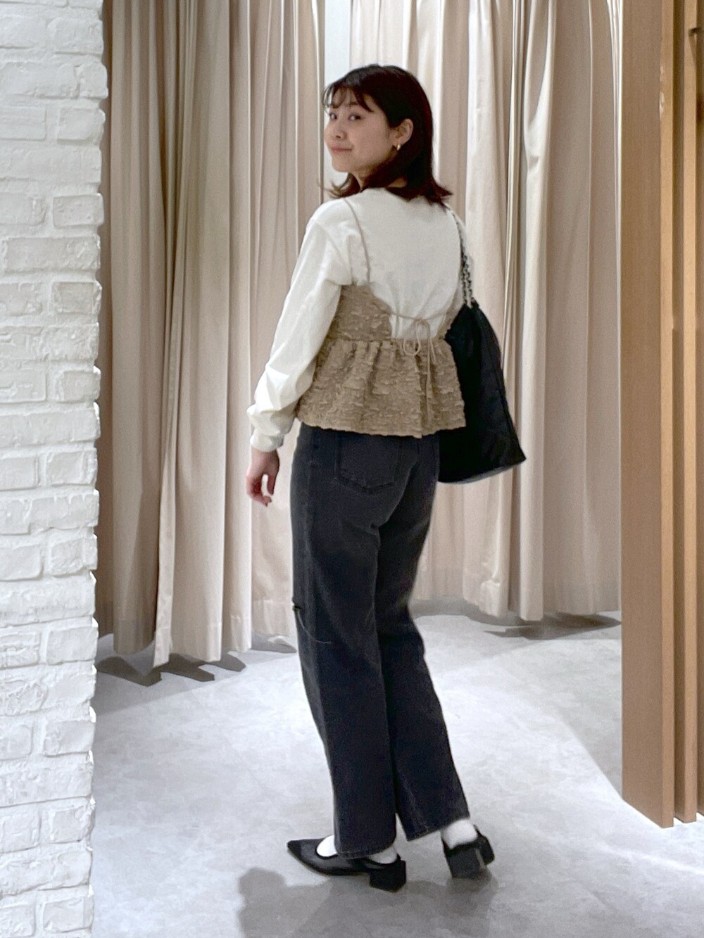 ベージュ系のTシャツ/カットソー、ベージュ系のシャツ/ブラウス、ブラック系のデニムパンツを着用したレディースの春コーディネートの4枚目の写真