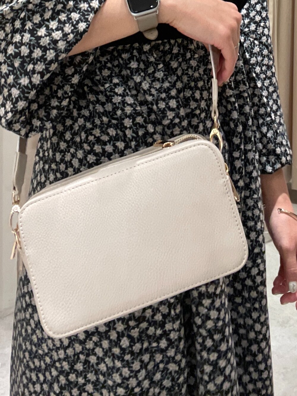 ブラック系のワンピース、ホワイト系のボディバッグ/ウエストポーチを着用したレディースの秋コーディネートの6枚目の写真