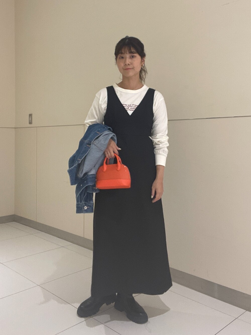 「ロンT、デニム、秋コーデ、ブーツ、ワンピース、骨格ストレート、大人カジュアル」｜「FREE'S MARTの◆ルーズデニムジャケット（デニムジャケット、ブルー系）」を使った、MEIさん（レディース・163cm）の秋コーディネートの5枚目の写真