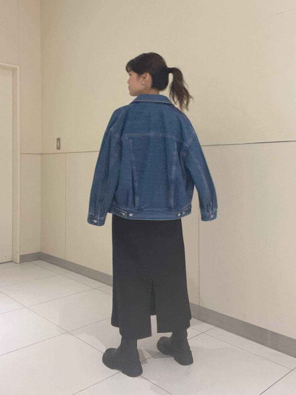 「ロンT、デニム、秋コーデ、ブーツ、ワンピース、骨格ストレート、大人カジュアル」｜「FREE'S MARTの◆ルーズデニムジャケット（デニムジャケット、ブルー系）」を使った、MEIさん（レディース・163cm）の秋コーディネートの3枚目の写真