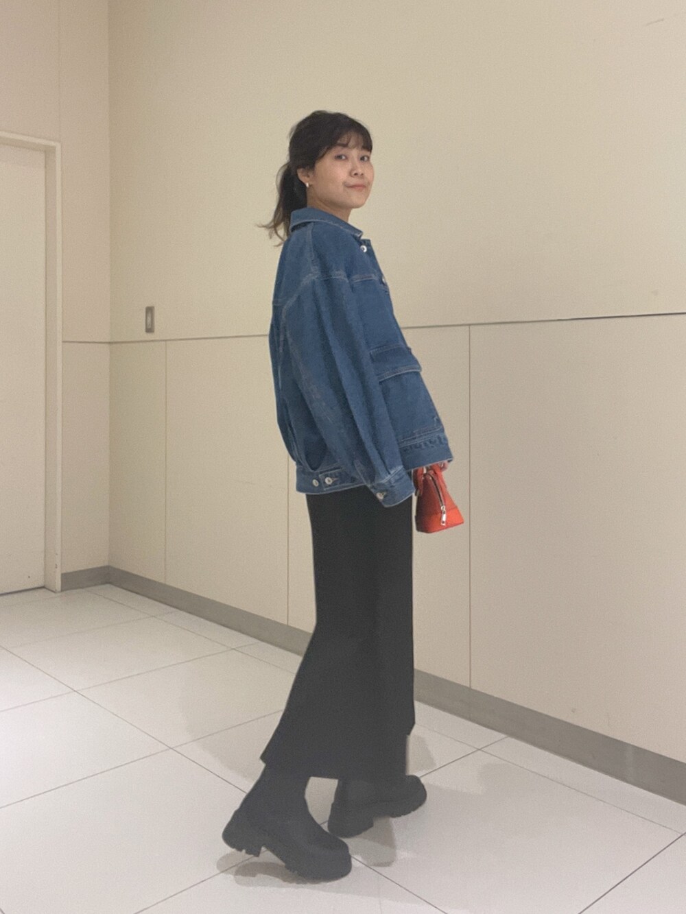 「ロンT、デニム、秋コーデ、ブーツ、ワンピース、骨格ストレート、大人カジュアル」｜「FREE'S MARTの◆ルーズデニムジャケット（デニムジャケット、ブルー系）」を使った、MEIさん（レディース・163cm）の秋コーディネートの2枚目の写真