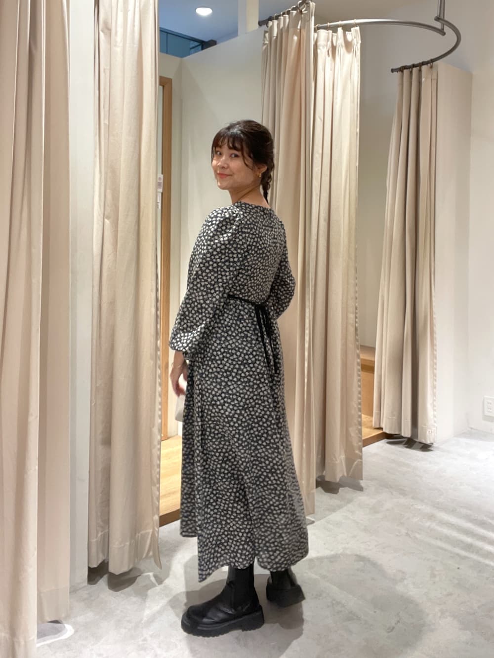 ブラック系のワンピース、ホワイト系のボディバッグ/ウエストポーチを着用したレディースの秋コーディネートの3枚目の写真