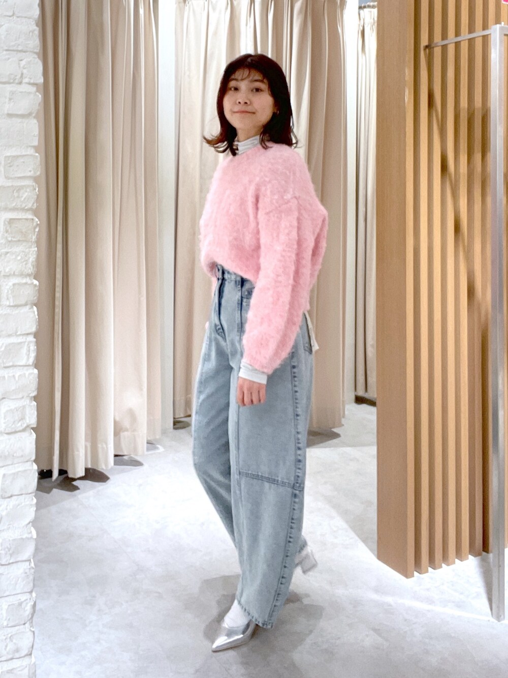 ブルー系のデニムパンツ、ブラック系のショルダーバッグ、シルバー系のパンプスを着用したレディースの冬コーディネートの3枚目の写真