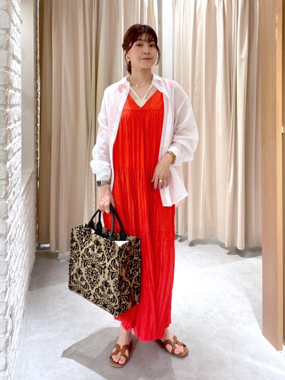 ホワイト系のシャツ/ブラウス、レッド系のワンピース、ベージュ系のトートバッグを着用したレディースの夏コーディネートの4枚目の写真