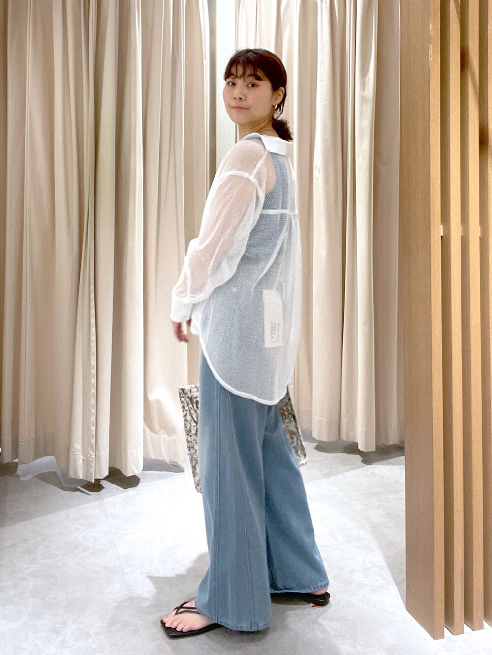 ブルー系のタンクトップ、ブルー系のデニムパンツ、ホワイト系のシャツ/ブラウスを着用したレディースの夏コーディネートの4枚目の写真