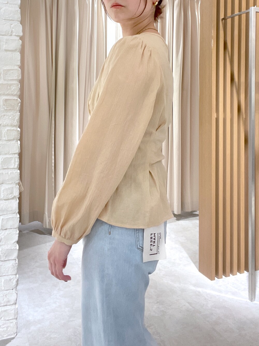 イエロー系のシャツ/ブラウス、ホワイト系のショルダーバッグ、ブルー系のデニムパンツを着用したレディースの春コーディネートの5枚目の写真