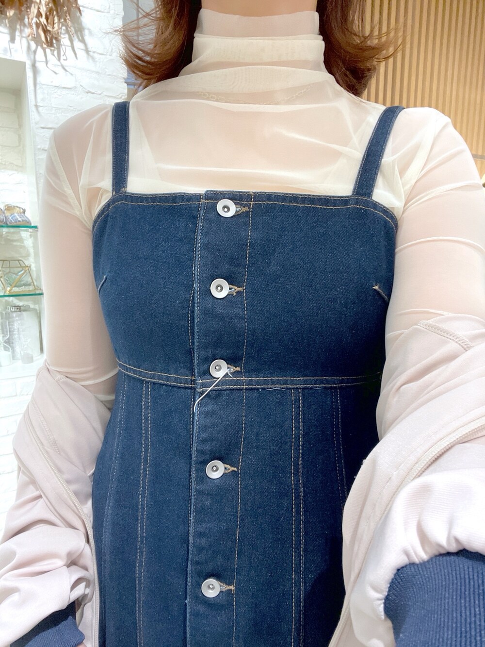 ブルー系のワンピース、ブルー系のブルゾン、ホワイト系のTシャツ/カットソーを着用したレディースの春コーディネートの5枚目の写真