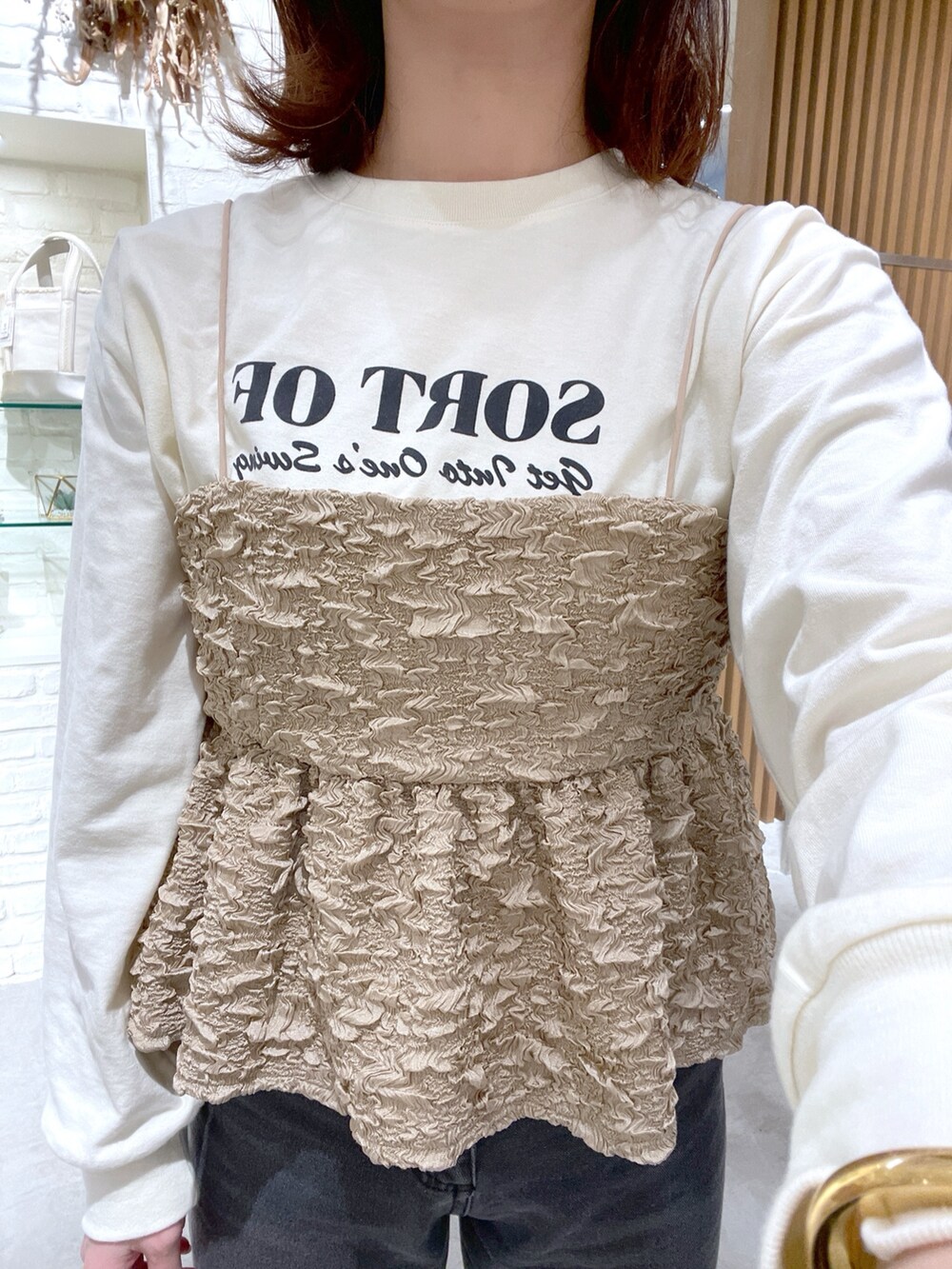 ベージュ系のTシャツ/カットソー、ベージュ系のシャツ/ブラウス、ブラック系のデニムパンツを着用したレディースの春コーディネートの6枚目の写真