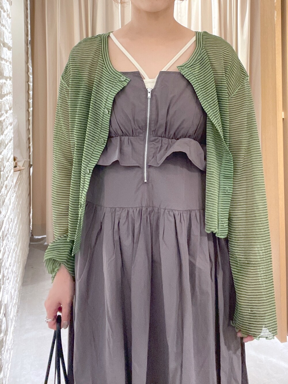 グリーン系のカーディガン/ボレロ、グレー系のワンピース、ブラック系のサンダルを着用したレディースの夏コーディネートの5枚目の写真