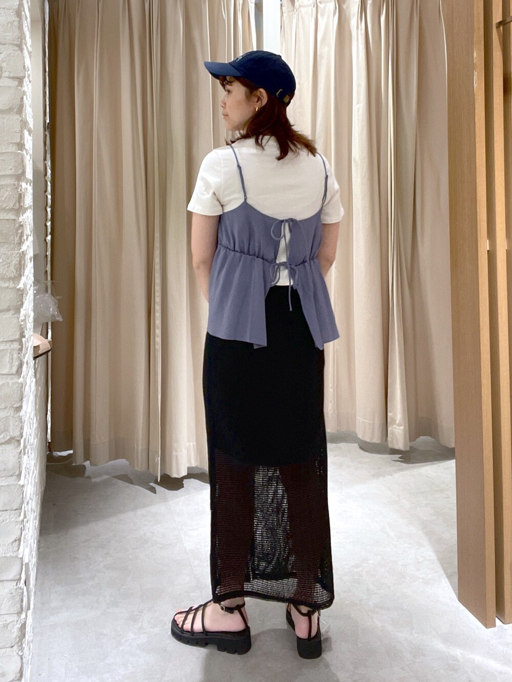 ホワイト系のTシャツ/カットソー、ブルー系のシャツ/ブラウス、ブラック系のスカートを着用したレディースの夏コーディネートの3枚目の写真