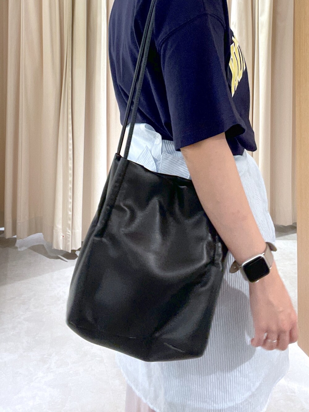 ブルー系のTシャツ/カットソー、ブルー系のシャツ/ブラウス、ブラック系のショルダーバッグを着用したレディースの夏コーディネートの4枚目の写真