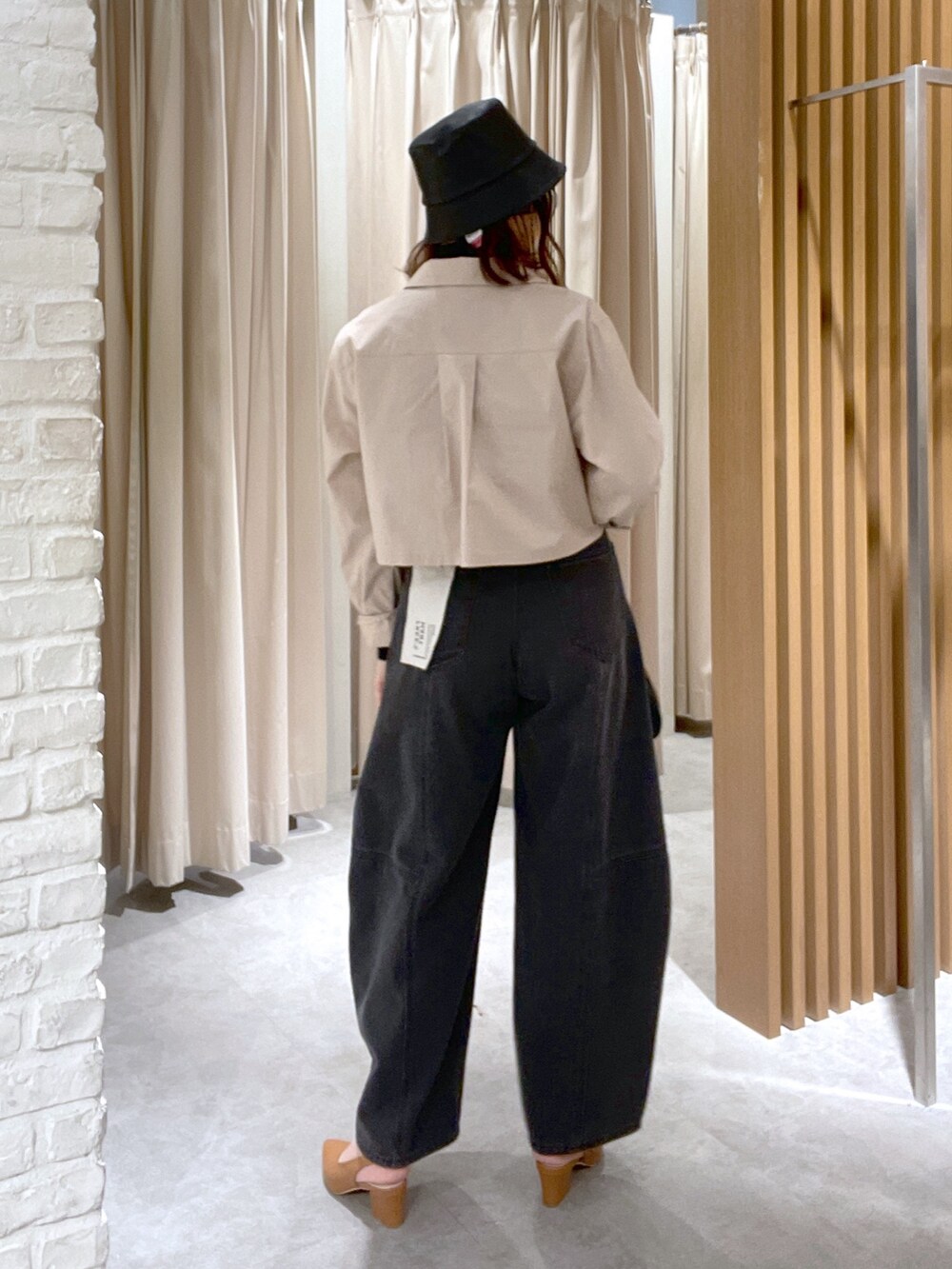 ベージュ系のシャツ/ブラウス、ブラック系のTシャツ/カットソー、ブラック系のデニムパンツを着用したレディースの冬コーディネートの4枚目の写真