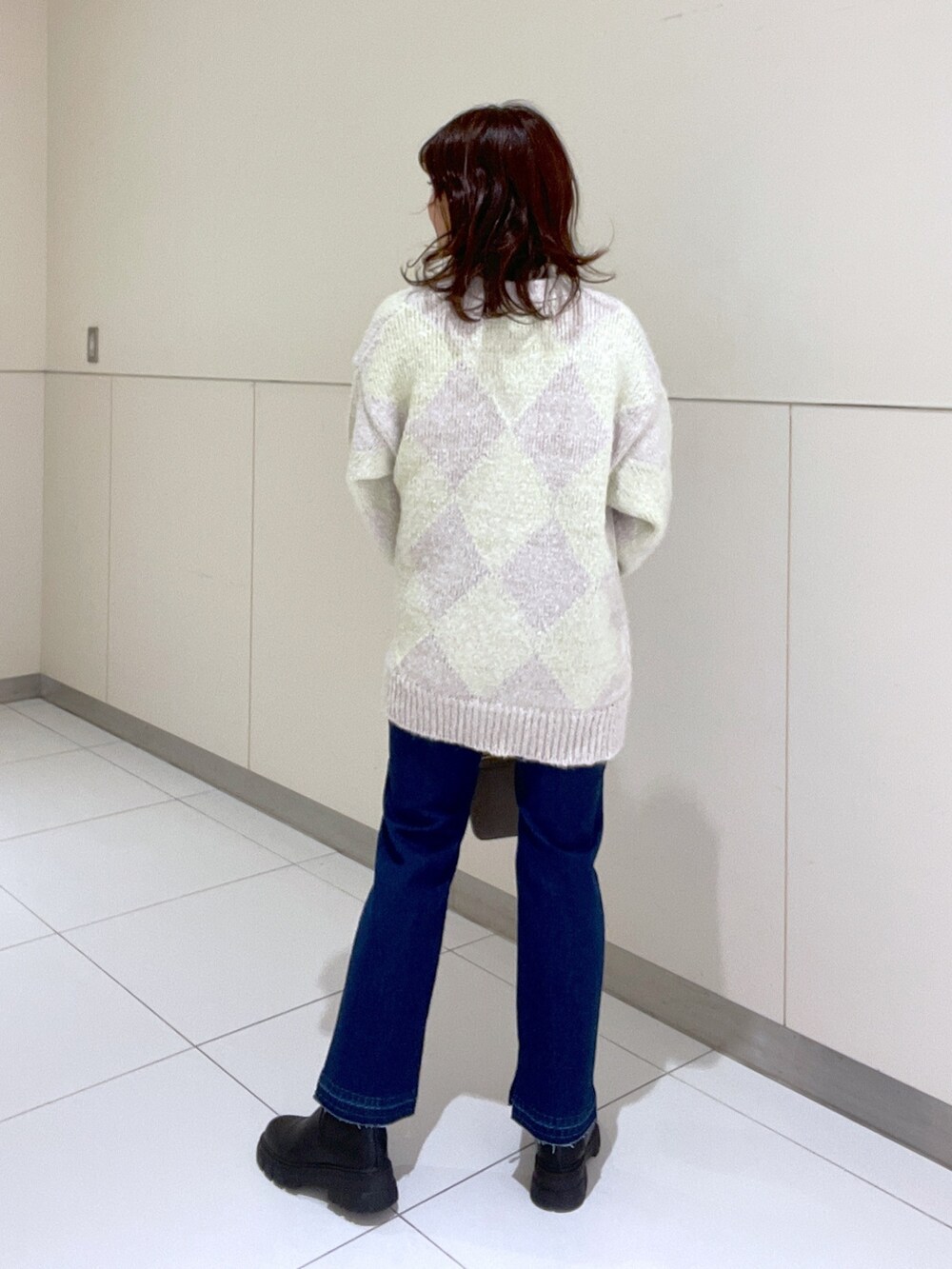 グレー系のボディバッグ/ウエストポーチ、ホワイト系のTシャツ/カットソー、グリーン系のカーディガン/ボレロを着用したレディースの秋コーディネートの3枚目の写真