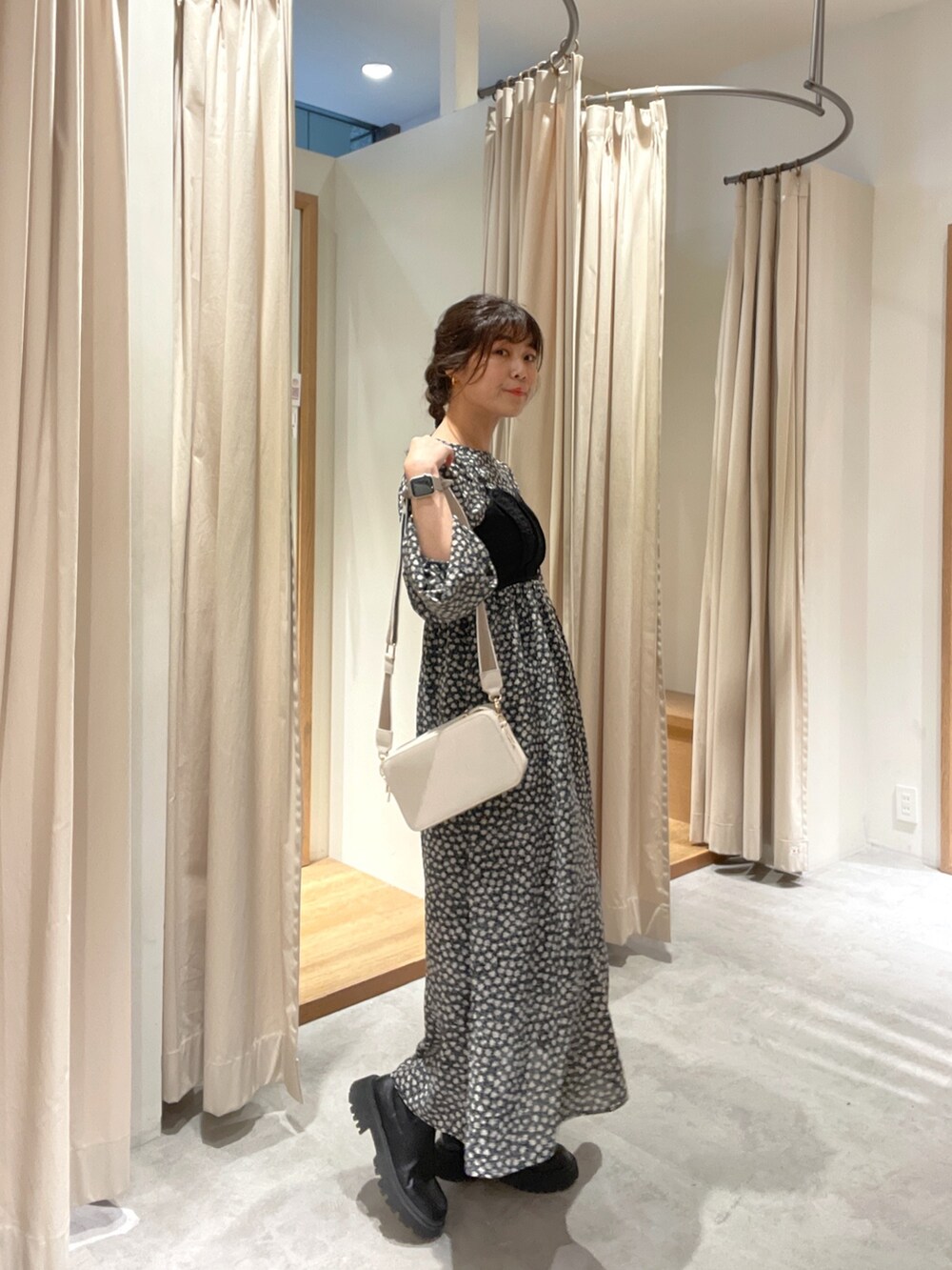 ブラック系のワンピース、ホワイト系のボディバッグ/ウエストポーチを着用したレディースの秋コーディネートの4枚目の写真