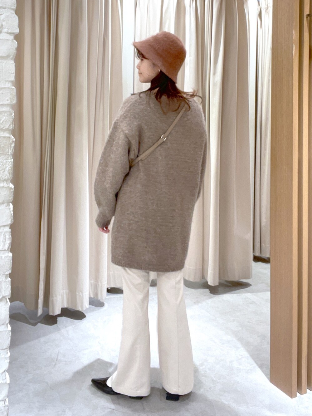 ブラウン系のワンピース、ベージュ系のその他パンツ、ベージュ系のショルダーバッグを着用したレディースの冬コーディネートの5枚目の写真