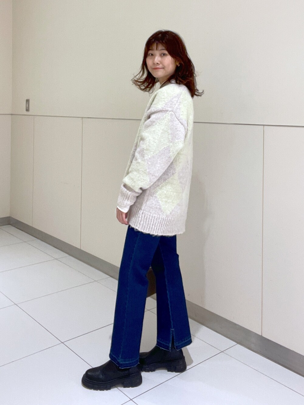 グレー系のボディバッグ/ウエストポーチ、ホワイト系のTシャツ/カットソー、グリーン系のカーディガン/ボレロを着用したレディースの秋コーディネートの4枚目の写真