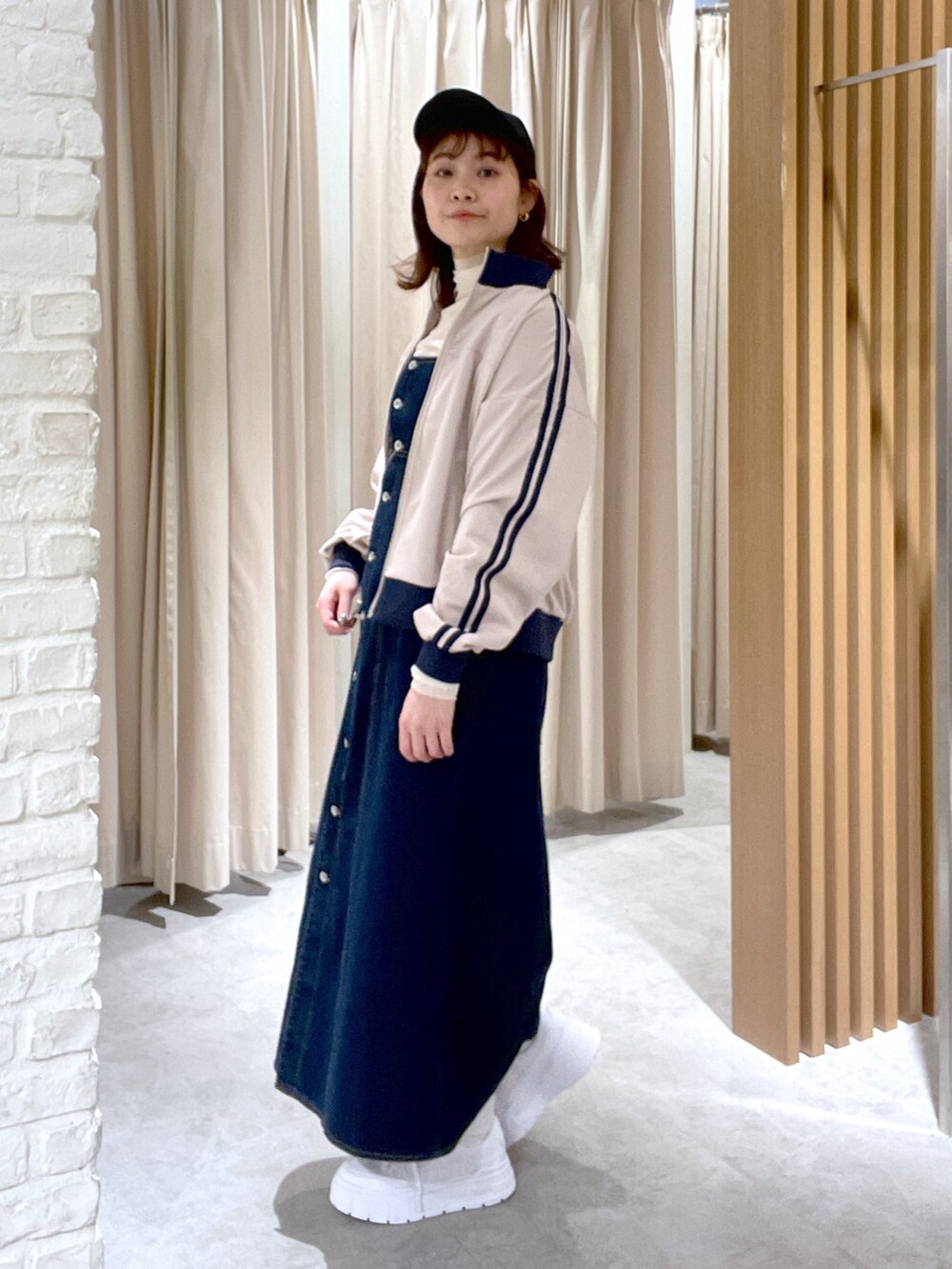 ブルー系のワンピース、ブルー系のブルゾン、ホワイト系のTシャツ/カットソーを着用したレディースの春コーディネートの3枚目の写真