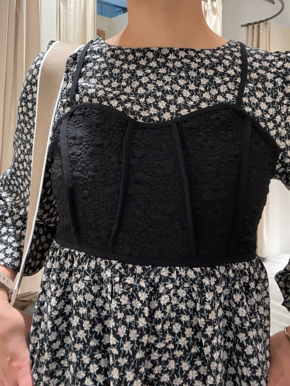 ブラック系のワンピース、ホワイト系のボディバッグ/ウエストポーチを着用したレディースの秋コーディネートの5枚目の写真