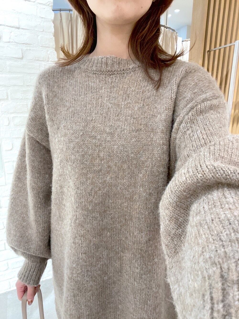 ブラウン系のワンピース、ベージュ系のその他パンツ、ベージュ系のショルダーバッグを着用したレディースの冬コーディネートの6枚目の写真