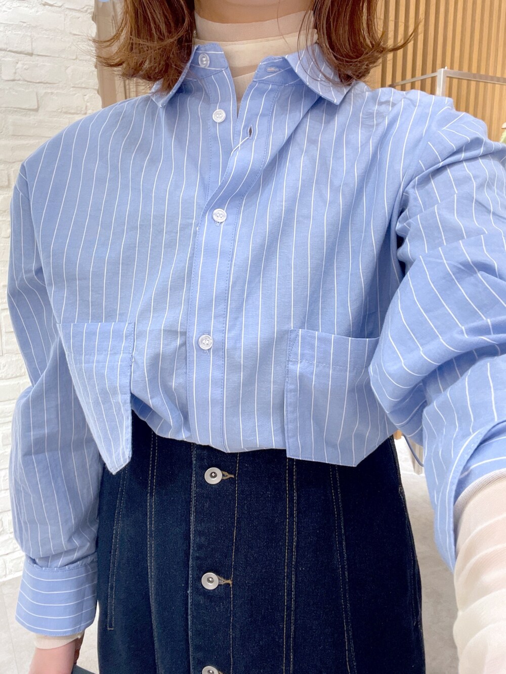 ブルー系のシャツ/ブラウス、ホワイト系のTシャツ/カットソー、ブルー系のワンピースを着用したレディースの冬コーディネートの6枚目の写真