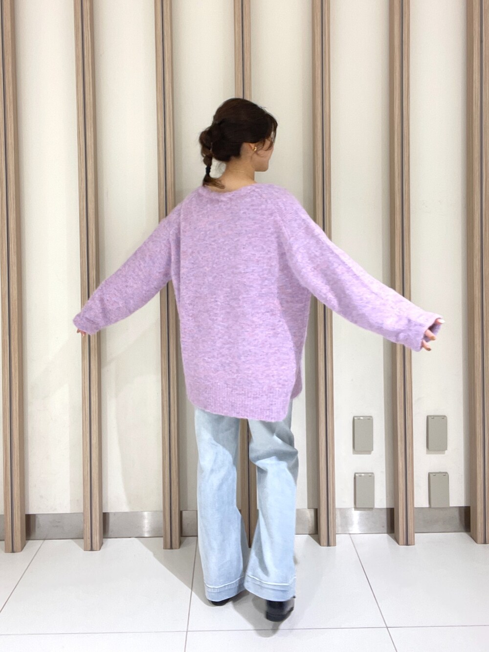 パープル系のカーディガン/ボレロ、ブラック系のTシャツ/カットソー、ブルー系のデニムパンツを着用したレディースの秋コーディネートの3枚目の写真