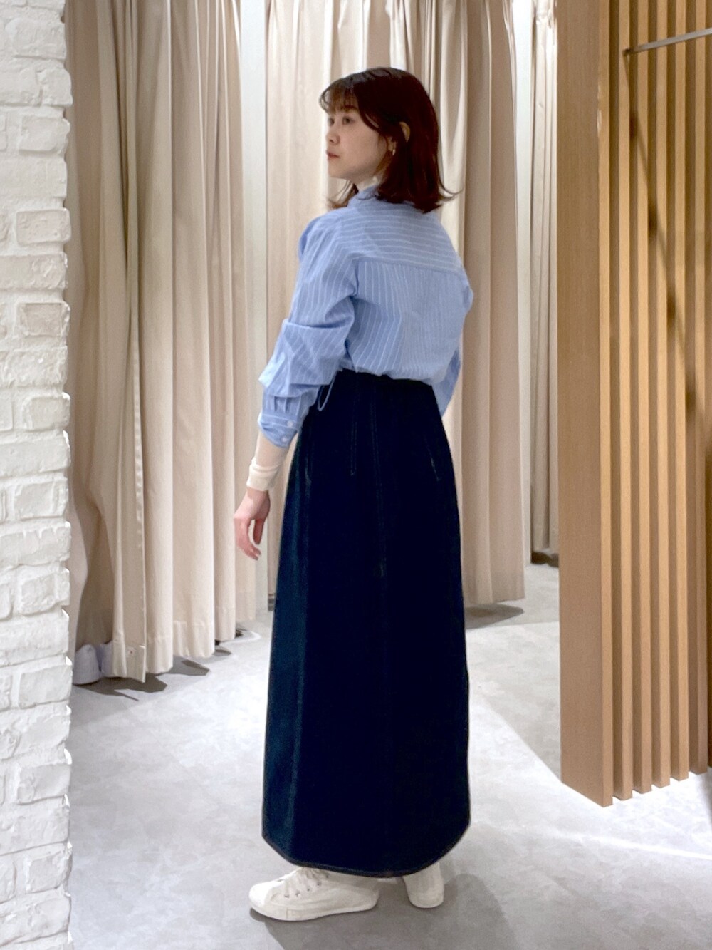 ブルー系のシャツ/ブラウス、ホワイト系のTシャツ/カットソー、ブルー系のワンピースを着用したレディースの冬コーディネートの4枚目の写真