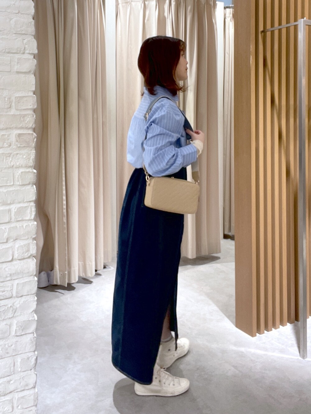 ブルー系のシャツ/ブラウス、ホワイト系のTシャツ/カットソー、ブルー系のワンピースを着用したレディースの冬コーディネートの3枚目の写真