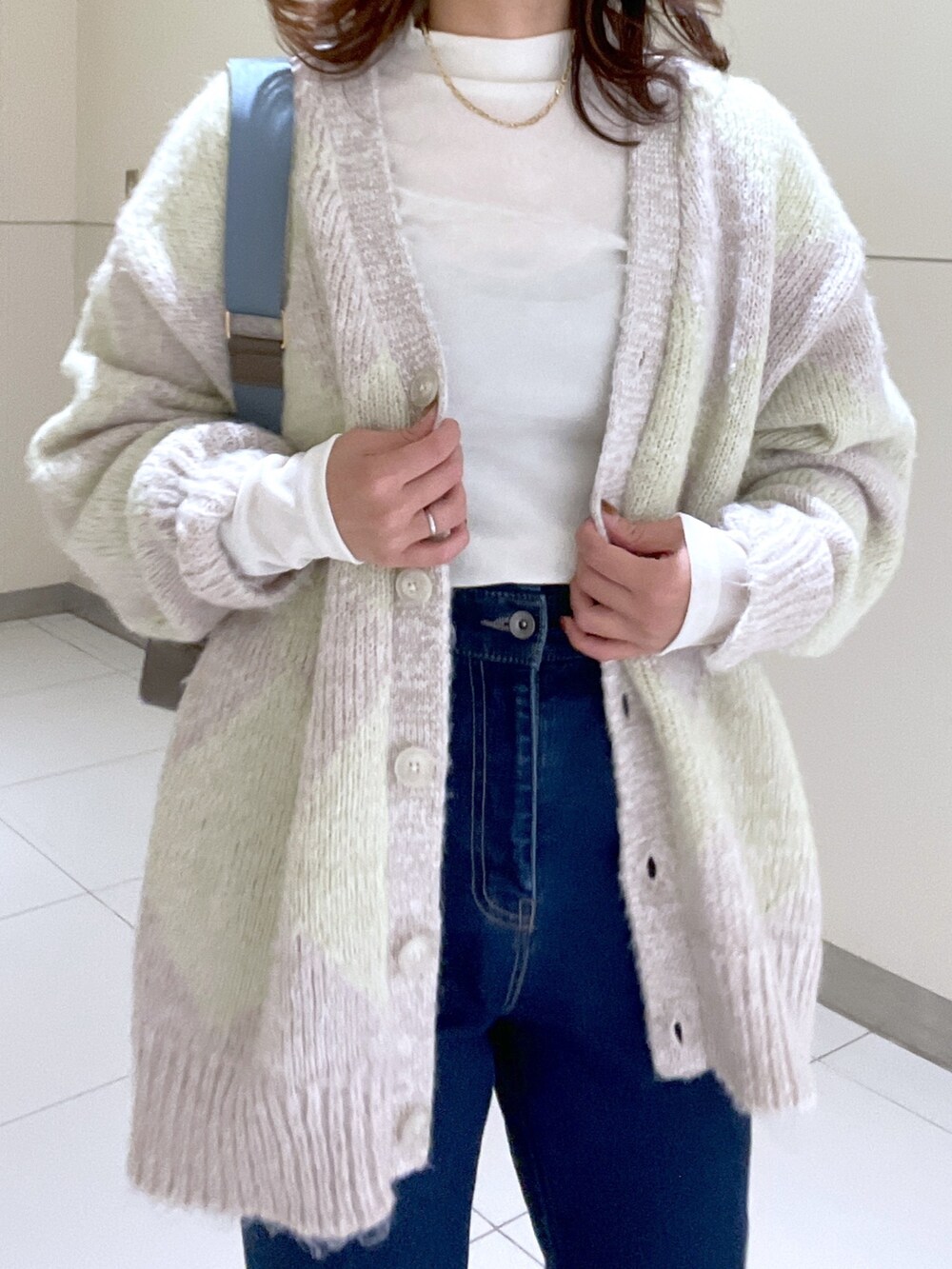 グレー系のボディバッグ/ウエストポーチ、ホワイト系のTシャツ/カットソー、グリーン系のカーディガン/ボレロを着用したレディースの秋コーディネートの5枚目の写真