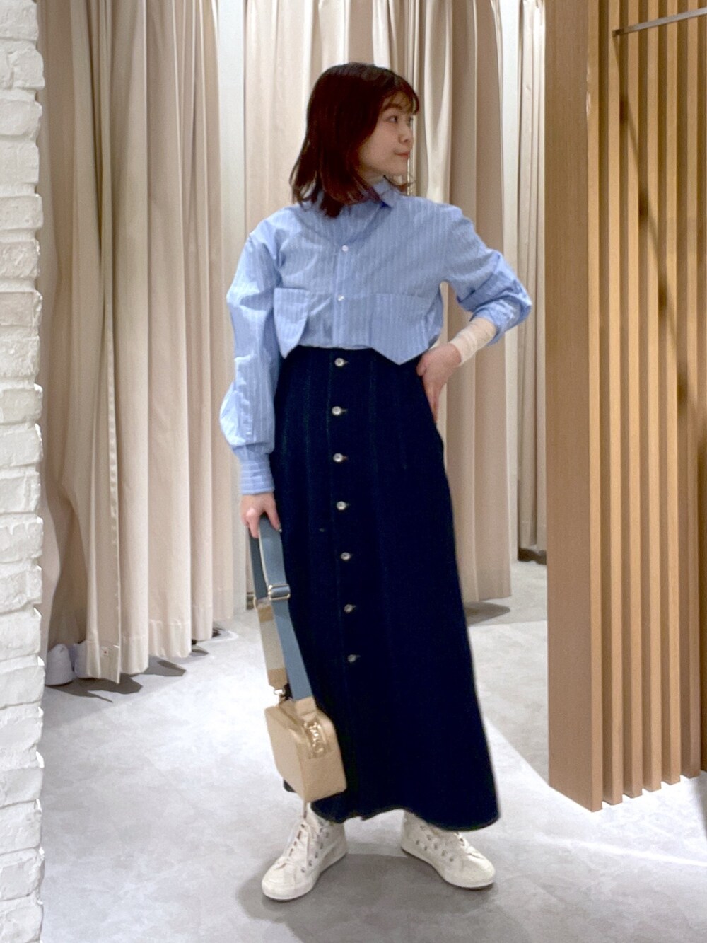 ブルー系のシャツ/ブラウス、ホワイト系のTシャツ/カットソー、ブルー系のワンピースを着用したレディースの冬コーディネートの5枚目の写真