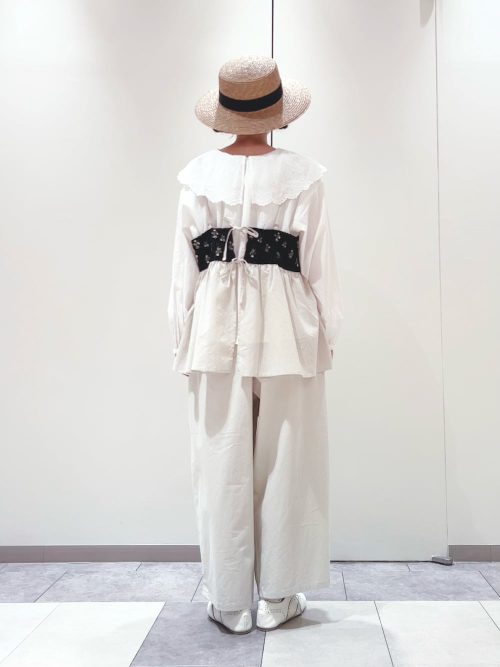 「Samansa Mos2、SM2、ブラウス、ビッグカラー、キャミソール、ビスチェ、バイカラー、花柄、刺繍、コクーンパンツ、カンカン帽、レースアップシューズ、モノトーンコーデ、ナチュラル、春コーデ」|「Samansa Mos2のバイカラー花刺繍ビスチェ(シャツ/ブラウス、ブラック系)」を使った、かえでさん(レディース・156cm)の春コーディネートの3枚目の写真