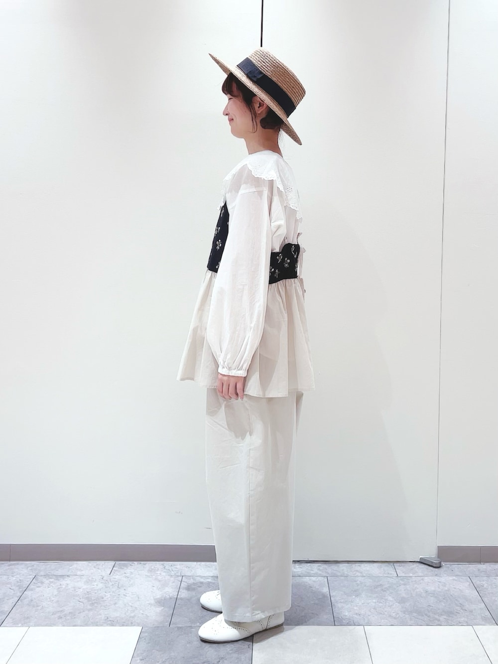 「Samansa Mos2、SM2、ブラウス、ビッグカラー、キャミソール、ビスチェ、バイカラー、花柄、刺繍、コクーンパンツ、カンカン帽、レースアップシューズ、モノトーンコーデ、ナチュラル、春コーデ」|「Samansa Mos2のバイカラー花刺繍ビスチェ(シャツ/ブラウス、ブラック系)」を使った、かえでさん(レディース・156cm)の春コーディネートの2枚目の写真