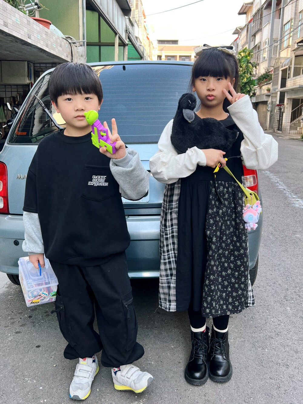 ブラック系のスニーカーを着用したレディースの春コーディネートの2枚目の写真