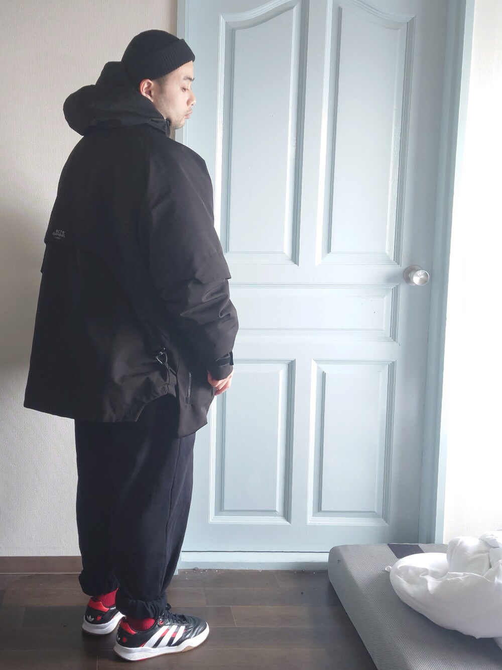 ブラック系のスニーカーを着用したメンズの春コーディネートの2枚目の写真