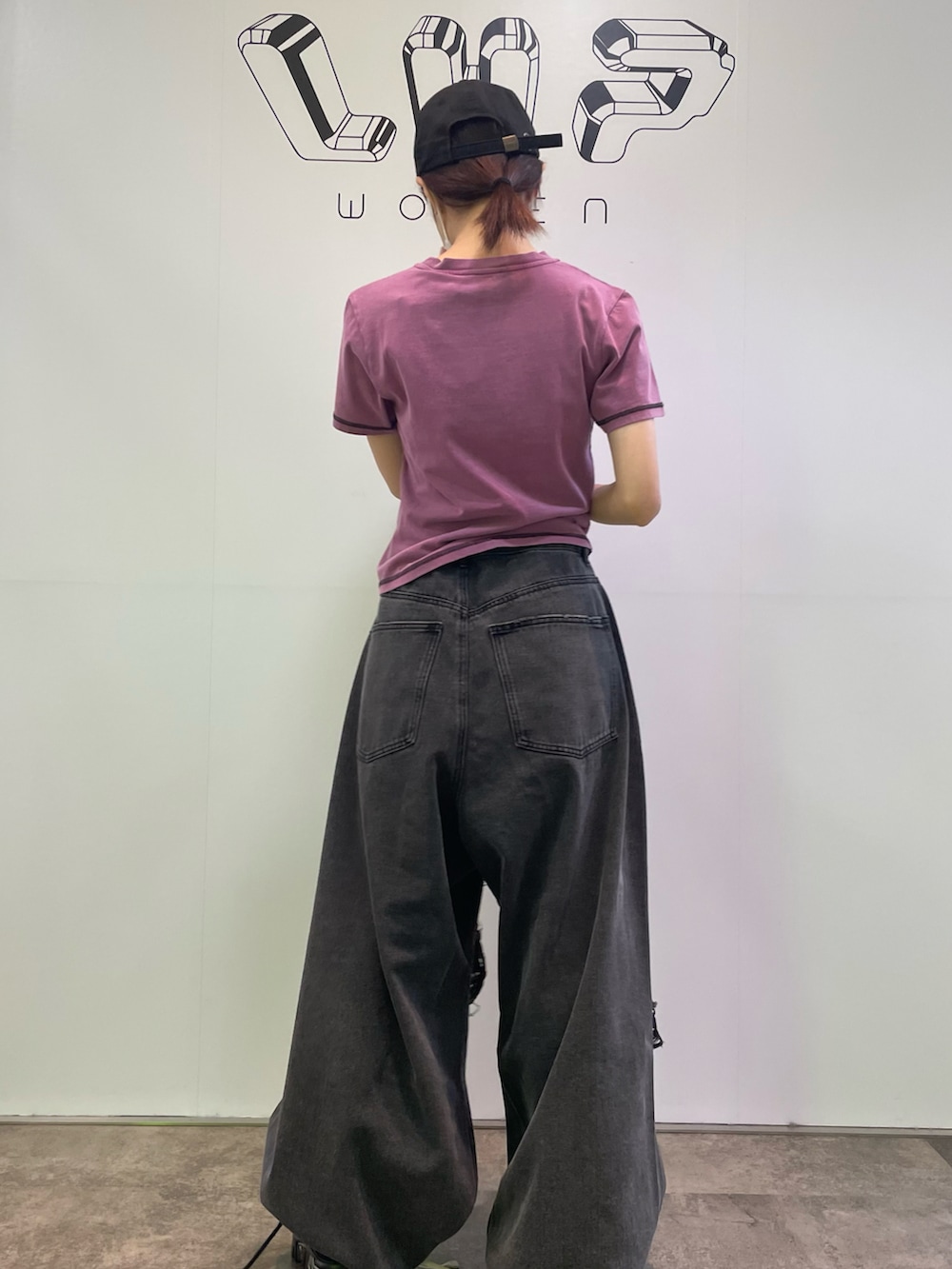 ピンク系のTシャツ/カットソー、ブラック系のデニムパンツ、ブラック系のスニーカーを着用したレディースの春コーディネートの2枚目の写真